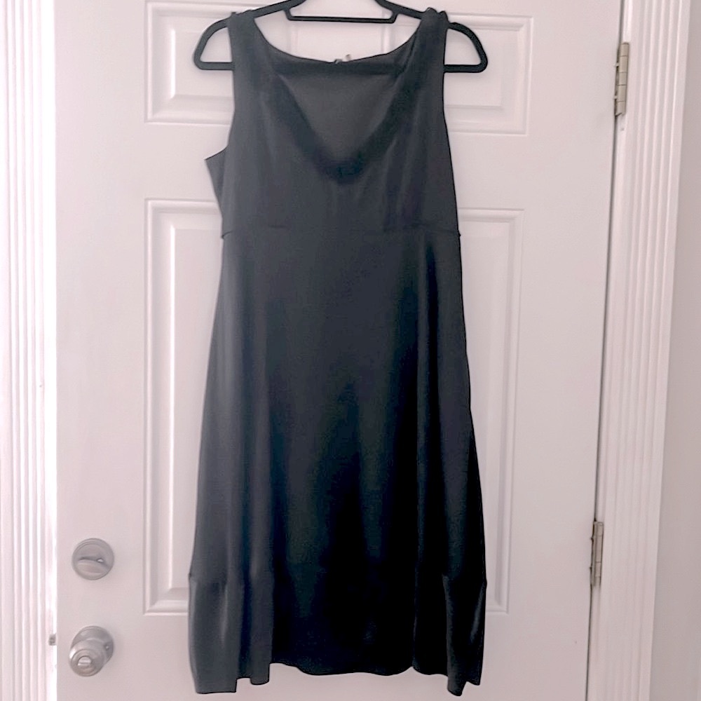 Tahari Black Silk Ruffle Trim Babydoll V-neck Tank Dress Womens Size 6